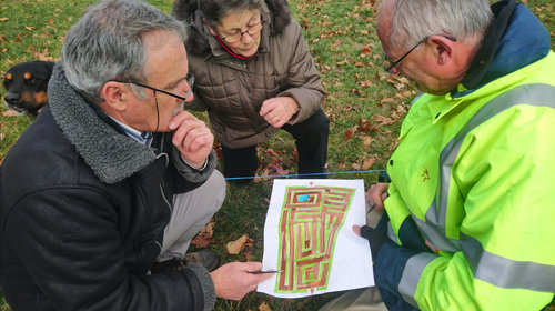 Réalisation d'un labyrinthe végétal : début de l'implantation